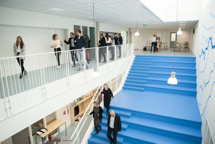 The blue stairway also symbolizes the students’ journey through the school, until they eventually graduate and set sail on their own personal life journeys | source: inSchuytgraaf.nl