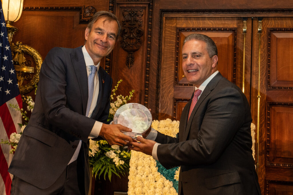 Ambassador André Haspels hands the 2022 Holland on the Hill Heineken Award to Richard DeLuca Jr., Executive Vice President of Merck and President of Merck Animal Health - Invest in Holland