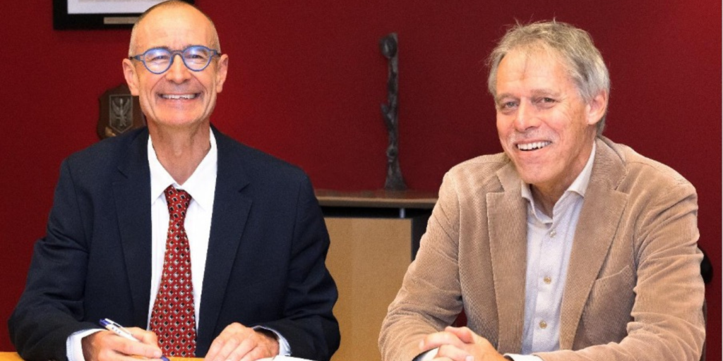 Prof Arno Hoes, Dean of the Faculty of Medicine at UMC Utrecht, and Prof Andreas Diacon, Founder and Chairman of TASK, sit at a desk together and sign the formalized collaboration agreement.